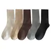 Otoño/Invierno 2026 Calcetines Holgados de Color Sólido Estilo Retro Clásico Tono Café Estilo Japonés Calcetines de Media Pantorrilla con Patrón Oscuro de Doble Aguja para Mujer Venta al por Mayor
