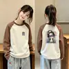 Capa interior de forro polar para niñas para otoño e invierno, camiseta de manga larga con bloques de color y cuello redondo, cálida y elegante para usar en capas