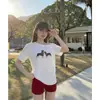 Camiseta de Manga Corta IA para Mujer Verano 2026 Nuevo Estilo Diseño de Estampado de Cachorro Sentido del Diseño Puro Deseo Hombro Descubierto Asimétrico Top