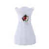 Adornos florales de imitación de flor de ciruelo en botella de plástico para sala de estar, disponibles al por mayor. Incluyen un jarrón decorativo pequeño y creativo de ratán sintético para flores frescas.