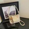 Bolsa de Mão de Nicho Nova Outono 2026 Transfronteiriça Exquisita Moda Feminina Bolsa Transversal Pequena Quadrada para o Dia a Dia