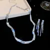 Conjunto de brinco e colar de renda com aplicação de diamantes, moderno e requintado, elegante e luxuoso, com um toque de alto padrão, adequado para banquetes, com um design único