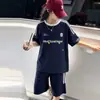 Conjunto de Verão para Meninas 2026 Novo Estiloso Infantil Esportivo Casual Camiseta de Manga Curta e Shorts Conjunto de Duas Peças para Meninas Mais Velhas