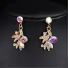 Atmósfera de alta gama francesa aretes únicos de hoja diseño de nicho aretes delicados temperamento socialité joyería de lujo ligero