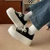 Zapatillas blancas de suela gruesa para mujer que aumentan la altura, nueva colección de otoño 2026, zapatos versátiles para mujeres bajitas, de caña alta, diseño de puntera ancha