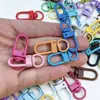 Hebilla de puerta pequeña de 3 puntos pintada accesorios decorativos de aleación de zinc materiales hechos a mano DIY hebilla de perro de colores colgante de llavero pintado