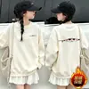 Sudaderas forradas de felpa para niñas de importación, nueva colección otoño/invierno 2026, cuello redondo, diseño de caricatura lindo, tops de manga larga para niños como capa base, venta al por mayor
