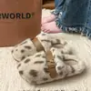 Chinelos de Pelúcia Estampa de Leopardo Femininos 2026 Outono/Inverno Novo Estilo Internos Com Veludo Plus Espessados Quentes Confortáveis Como Pisar em Merda Chinelos de Algodão para Casa