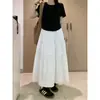 Conjunto de Duas Peças para Mulheres Plus Size: Camiseta Preta de Manga Curta Estilo Spicy Girl e Saia Midi de Cintura Alta Evasê
