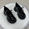 Sapatos loafer de sola macia e sola grossa estilo britânico para mulheres, nova moda outono 2026, sapatos pequenos de couro simples, sapatos de salto único versáteis para aumentar a altura