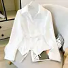Camisa branca feminina moderna e versátil, com manga longa, renda de design irregular e emendada
