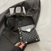 Bolsa de mão feminina, estilo comércio exterior, nova coleção 2026, design retrô versátil com alças largas, bolsa transversal, estilosa e casual, adequada para o dia a dia e para carregar um celular