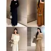 Elegante atuendo de otoño para mujer: un conjunto de dos piezas nuevo, chic y de corte holgado que presenta un top de punto con manga murciélago y una falda midi plisada