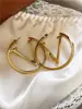 Moda Europea y Americana Pendientes Sencillos Calados con Letra Diseño Personalizado de Alta Gama Pendientes de Acero de Titanio que Conservan el Color