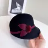 Chapéu Equestre Elegante Estilo Dama com Bola de Pelo de Visão para Mulheres, Chapéu de Feltro de Lã Australiana Outono e Inverno, Boné Bico de Pato Color-Blocking, Chapéu Versátil para Presente, Tendência