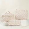 Bolsa de cosméticos acolchada de gran capacidad con diseño floral, conjunto de cuatro piezas, estuche de lápices de algodón portátil, conjunto de tres piezas para viajes transfronterizos