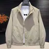 Nueva Marca de Tendencia Primavera y Otoño 2026 Chaqueta Simple con Cuello Alto para Hombre, Moderna, Lujo Ligero, Versátil, Casual, Ropa de Trabajo Superior