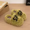 Pantuflas de plataforma gruesa para aumentar la altura para mujer, nuevo estilo otoño e invierno 2026, pantuflas peludas para exteriores con estampado de letras, zapatos casuales versátiles para mujer