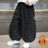 Ropa de Invierno para Niños Pantalones de Cuadros con Forro de Felpa de Tres Botones 2026 Nuevas Llegadas de Invierno Estilo Británico para Niños Pequeños Pantalones Largos Casuales de Cuadros para Niños