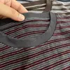 Camiseta de outono nova, casual, listrada, de manga curta, respirável, para uso diário, para mulheres, adequada para o trajeto ao trabalho, com gola redonda, corte solto, top versátil e que afina