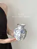 Vaso de Cerâmica Retro Porcelana Azul e Branca Ornamento para Sala de Estar, Jarra de Cerâmica para Arranjo de Flores, Decoração de Luxo Leve, Recipiente para Flores Estilo Chinês Novo, Pequeno