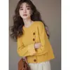 Suéter de punto de alta calidad estilo europeo, color amarillo, con botones diagonales, para mujer, nueva colección de invierno 2026, con un toque casual y sofisticado