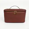Nova Bolsa de Maquiagem Impermeável com Padrão de Lichia Couro Sintético Grande Capacidade Bolsa de Mão com Toque de Luxo Simples Portátil Bolsa de Maquiagem de PU