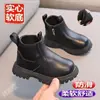 Botas Martin para Meninos Inverno 2026 Novo Estilo Botas Curtas Antiderrapantes Infantis Meninos Pequenos Jardim de Infância Botas de Algodão com Pelúcia