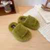 Chinelos peludos estilosos e minimalistas para mulheres, projetados para uso externo, nova coleção outono/inverno 2026, modernos e versáteis, chinelos peludos confortáveis de uma tira para mulheres