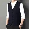 Chaleco de punto de lana con cuello en V para otoño e invierno para hombre, color liso con bolsillos, estilo casual de negocios, moda de papá moderna