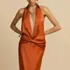 Elegante Vestido de Noche de Color Sólido con Cuello Halter, Espalda Profunda en V, Diseño Plisado y Falda Larga hasta el Suelo