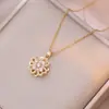 Colar Feminino Moda Nicho Novo Design Pingente Celebridade da Internet Flor de Zircônia Bauhinia Rotativa Temperamento Colar de Aço Titânio