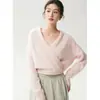 Elegante y versátil, este suéter de cachemira de color liso presenta un diseño de cuello en V cruzado, una estética minimalista y un estilo relajado y sin esfuerzo.. Es un jersey de lana de manga larga perfecto para añadir un toque de sofisticación a tu look