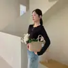 Camiseta Base AMOMI de Manga Larga con Cuello Henley y Cintura de Media Luna para Mujer, Nuevo Estilo Coreano de Principios de Otoño 2026, Ajuste Delgado Simple