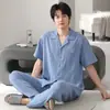 Pijama de verano para hombre hecho de gasa de algodón puro, de manga corta con pantalón largo, simple y casual, con cuello de solapa y diseño de botones, se puede usar fuera como conjunto de ropa para el hogar