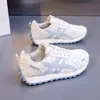 Punto Caliente de Venta en Douyin Venta al por Mayor Zapatos de Mujer 2026 Otoño Nuevo Estilo Moda Versátiles Suela Gruesa Aumento de Altura Cómodos Zapatos HY9023