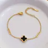 Pulsera Romana Blanco y Negro Doble Cara Trébol de Cuatro Hojas Acero de Titanio Oro de 18K para Mujer Estilo Ins Lujo Accesible Pulsera Sencilla Joyería de Mano Personalizada