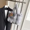 Bolso peludo de moda, estilo perezoso, felpa, bolso de mano de alta calidad para niñas, nueva colección otoño 2026, color liso, bolso de mano moderno