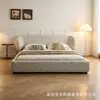 Cama de tela de algodón y lino minimalista italiana, adecuada para dormitorios principales y espacios amplios, con un marco de cama ancho y una base de madera maciza, una cama doble de pie