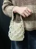 Elegante y versátil bolso de mujer 2025 nuevo modelo casual hecho a mano bolso de mano tejido hueco con cuentas plateadas