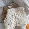 Nuevos estilos de otoño e invierno: Chalecos de algodón bordados con estampado de corazones para niñas, chalecos para bebé de forro polar y engrosados, tops dulces y elegantes para niños con ribete de encaje