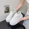 Sapatos casuais super bonitos de sola grossa para aumentar a altura para mulheres baixinhas 2026 novos sapatos confortáveis para os pés sapatos brancos para mulheres