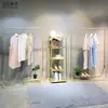 Estante de exhibición para tienda de ropa, perchero de hierro dorado de pie, soporte de exhibición vertical comercial, estante especial para tiendas de ropa de mujer