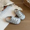 Novedad Modelo Primavera/Verano 2026 Zapatos para Caminar para Bebés Niñas, Sandalias Slip-On de Cuero Tejido Únicas con Suela Suave