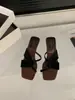 Sandálias Francesas de Salto Anabela de Veludo de Nicho Sapatos de Fada para Uso Externo Verão 2026 Combinando com Saias Sandálias Pretas de Salto Alto