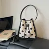 Bolso bandolera tipo cubo de tela de lunares de moda estilo coreano para mujer, nuevo bolso de hombro para el verano 2026, nicho dulce y elegante, para el día a día