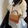 Bolsa Pequena de Axila 2025 Verão Nova Moda Textura Retrô Bolsa de Ombro Bolsa Feminina Bolsa de Mão Fashionável em Relevo