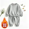 Conjunto básico de duas peças para crianças, com moletom forrado de fleece estilo coreano, cor sólida, e calça de cintura elástica, comprimento até o tornozelo, disponível em várias cores, um conjunto quente para outono/inverno