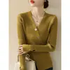 Suéter de punto ajustado de moda para invierno con cuello en V, diseño de botones, modelo nuevo 2026, dobladillo con abertura, top versátil de manga larga