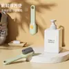 Cepillo multifuncional para zapatos con función dispensadora de líquido, diseñado para uso doméstico, con un mecanismo de botón para una fácil aplicación de líquido y cerdas suaves para limpiar zapatos y otros artículos